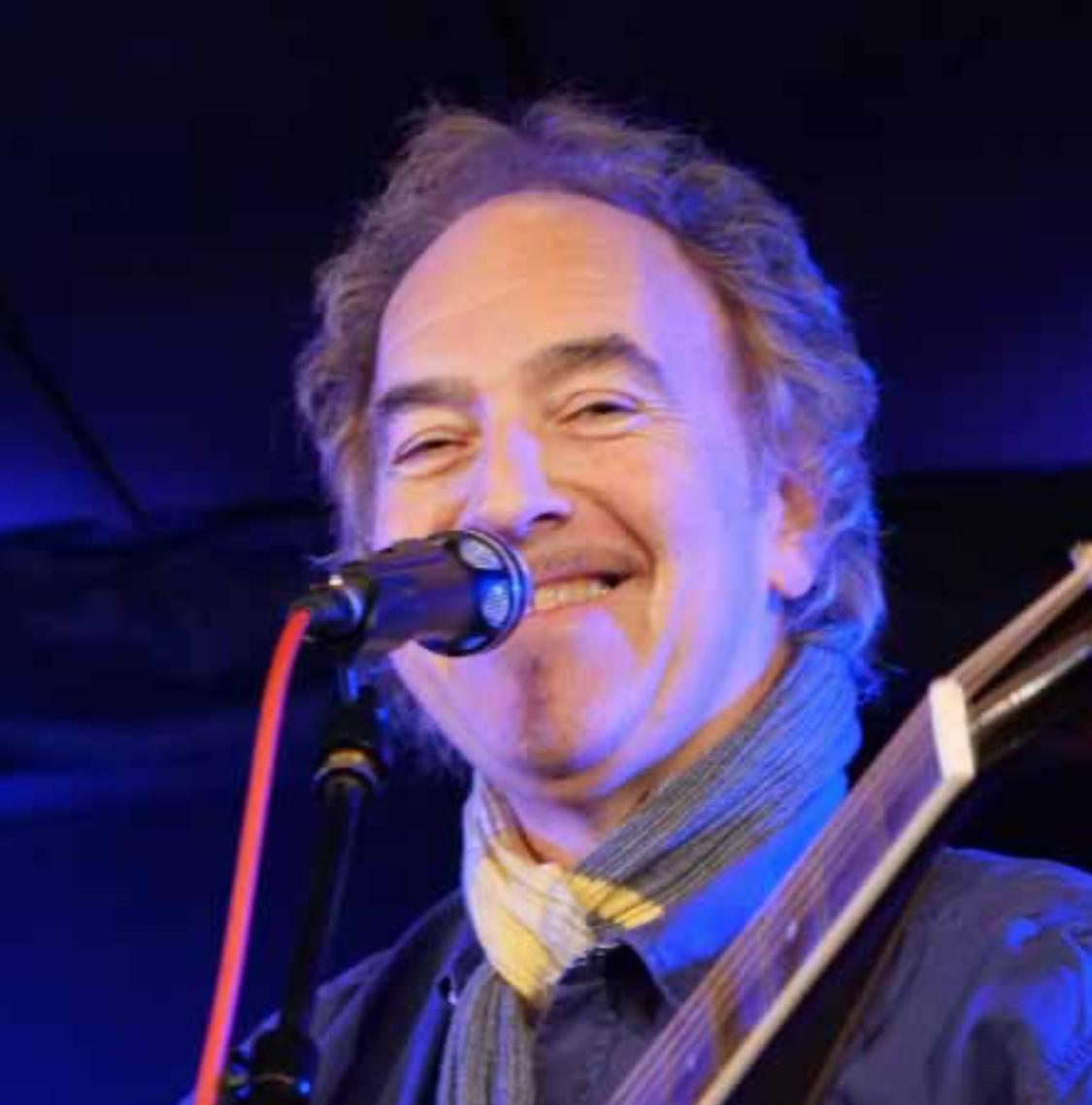 Jens — Gesang, Akkordeon, Gitarre, Percussion